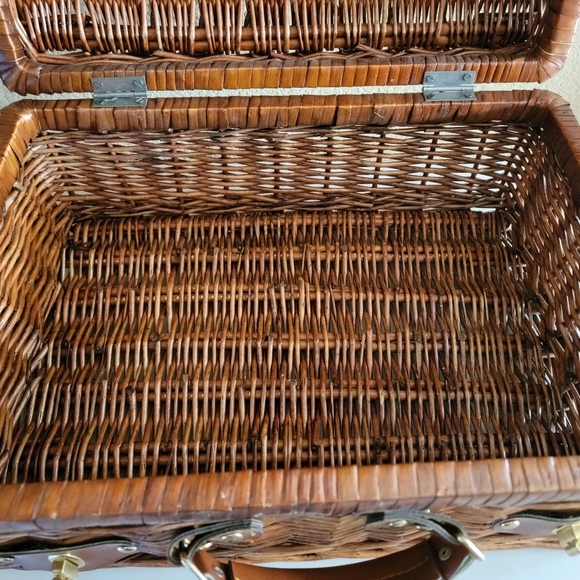 Brown Wicker Pinic Basket - Picture 3 of 8